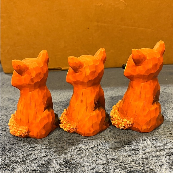 Set of Three Orange Fox Figurines - Picture 4 of 9